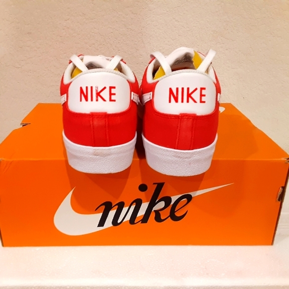 Nike - Picture 3 of 4